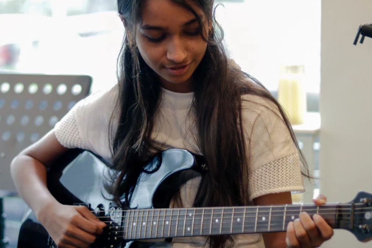 https://diploma.rainbowbridge.co/wp-content/uploads/2024/10/guitar-classes-bangalore.jpg